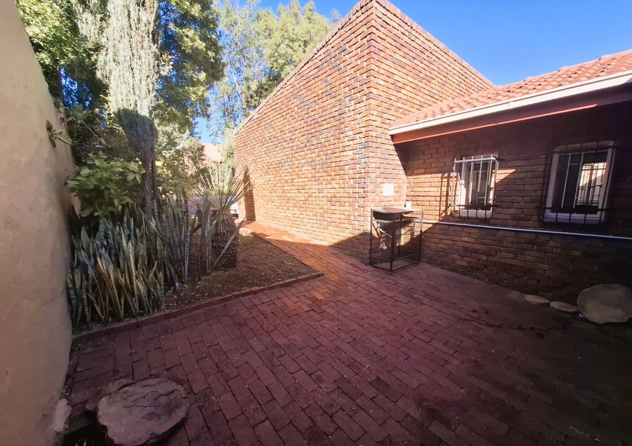 To Let 4 Bedroom Property for Rent in Faerie Glen Gauteng
