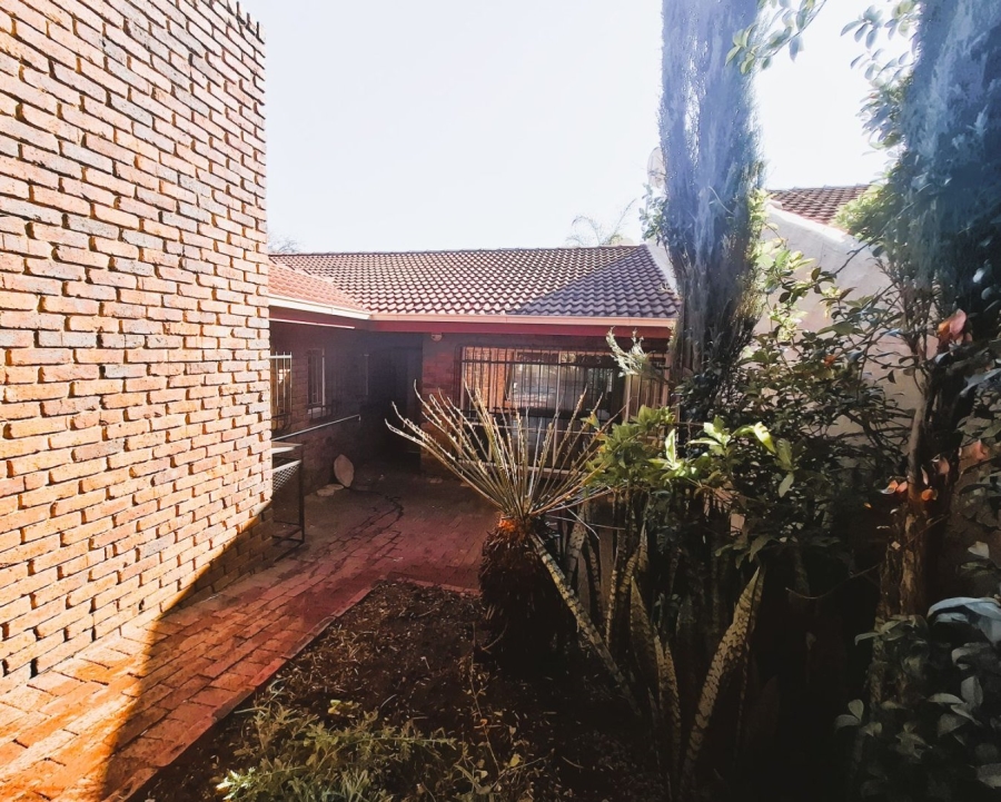 To Let 4 Bedroom Property for Rent in Faerie Glen Gauteng