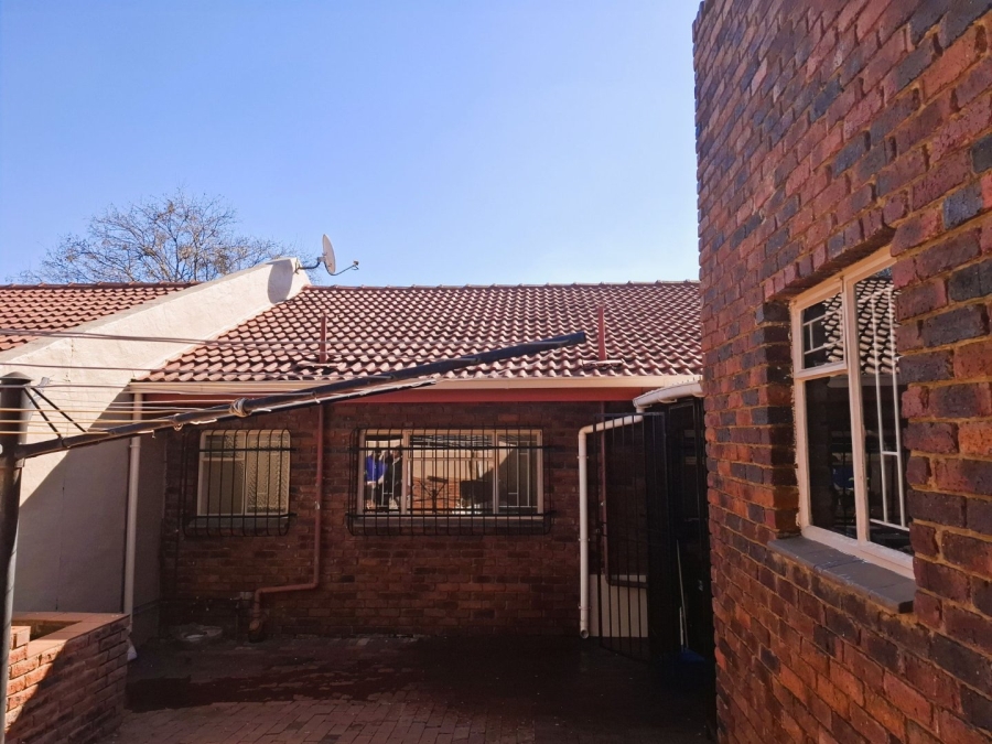 To Let 4 Bedroom Property for Rent in Faerie Glen Gauteng