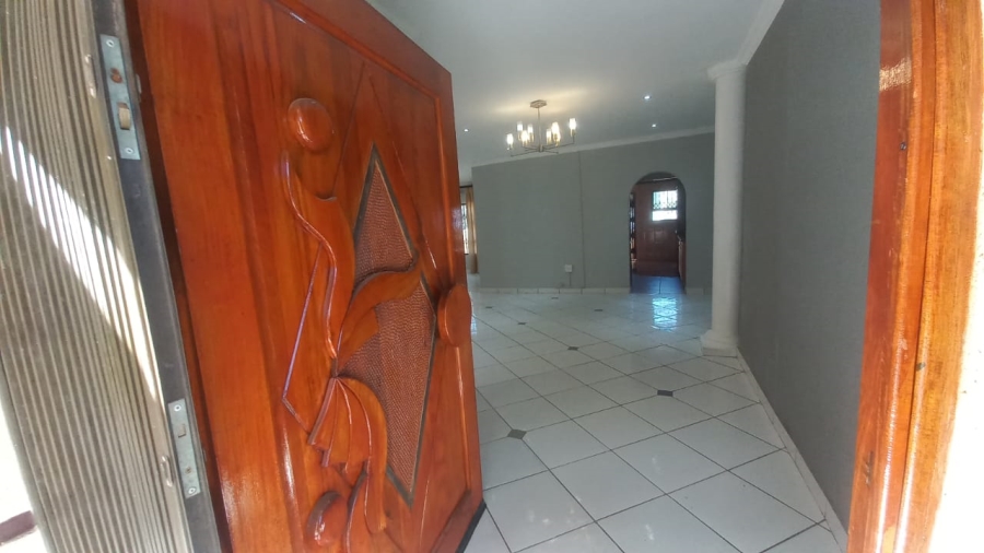 To Let 4 Bedroom Property for Rent in Glenvista Gauteng