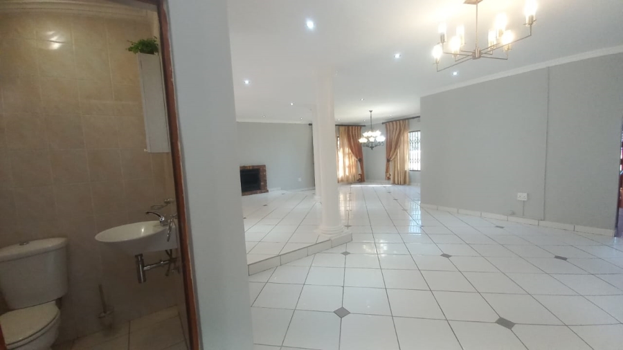 To Let 4 Bedroom Property for Rent in Glenvista Gauteng