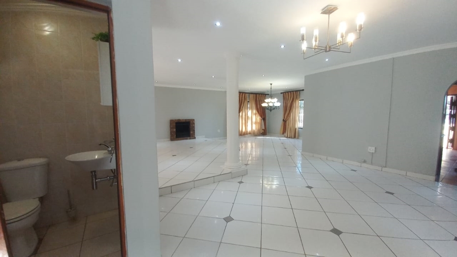 To Let 4 Bedroom Property for Rent in Glenvista Gauteng