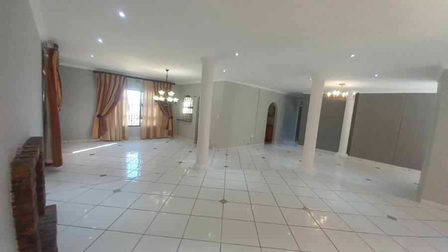 To Let 4 Bedroom Property for Rent in Glenvista Gauteng
