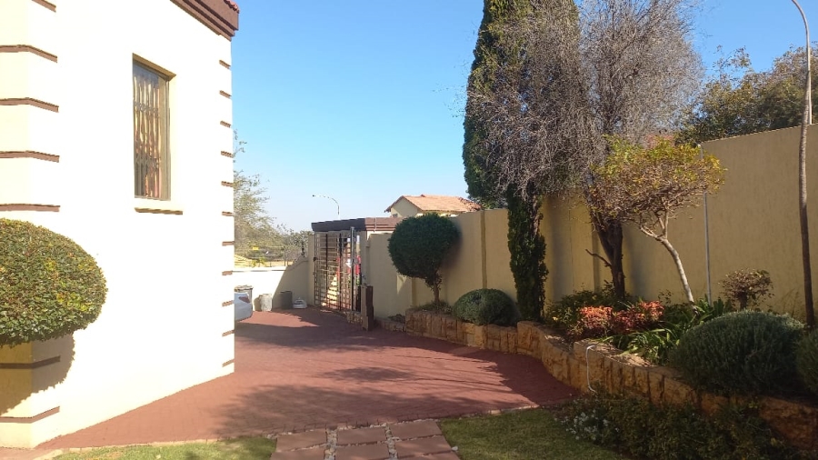 To Let 4 Bedroom Property for Rent in Glenvista Gauteng