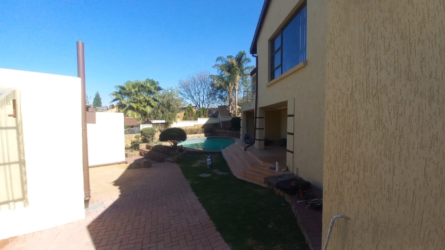 To Let 4 Bedroom Property for Rent in Glenvista Gauteng
