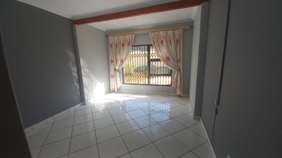 To Let 4 Bedroom Property for Rent in Glenvista Gauteng