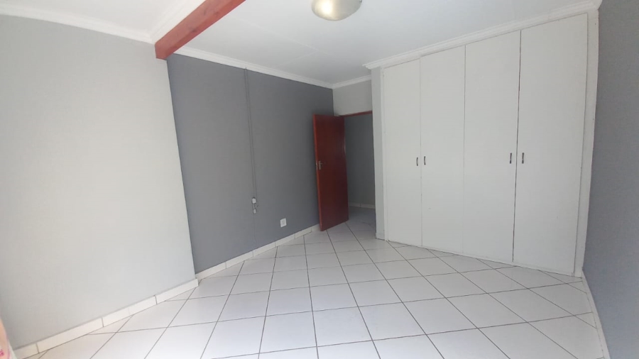To Let 4 Bedroom Property for Rent in Glenvista Gauteng