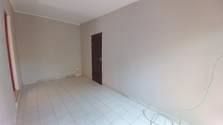 To Let 4 Bedroom Property for Rent in Glenvista Gauteng
