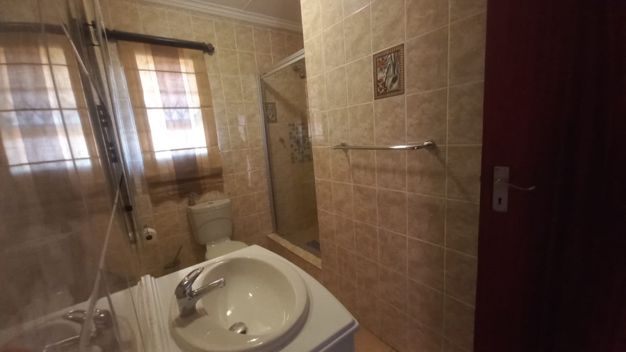 To Let 4 Bedroom Property for Rent in Glenvista Gauteng