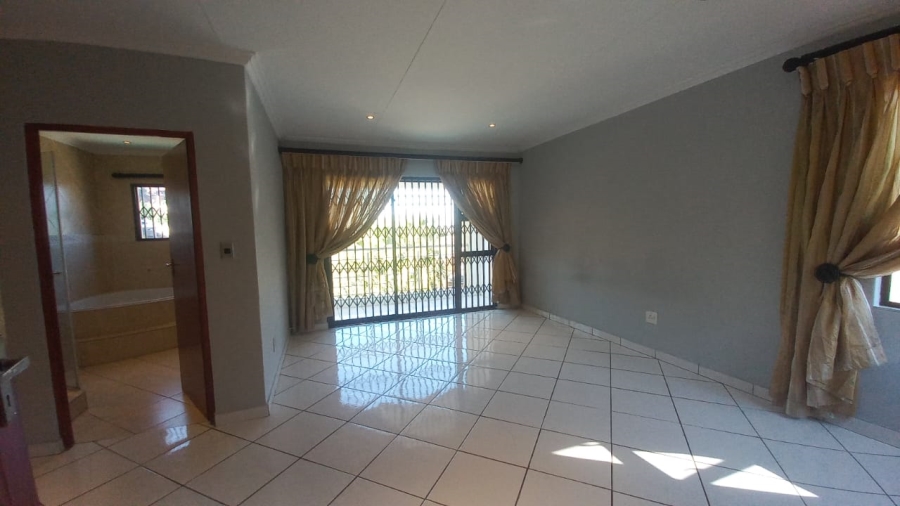 To Let 4 Bedroom Property for Rent in Glenvista Gauteng