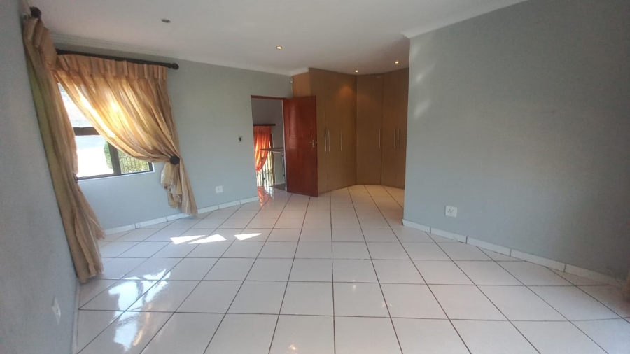 To Let 4 Bedroom Property for Rent in Glenvista Gauteng