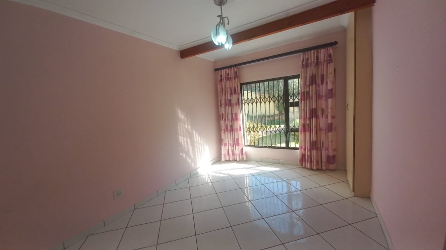 To Let 4 Bedroom Property for Rent in Glenvista Gauteng