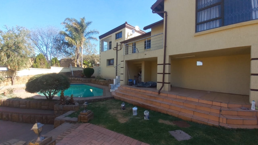 To Let 4 Bedroom Property for Rent in Glenvista Gauteng