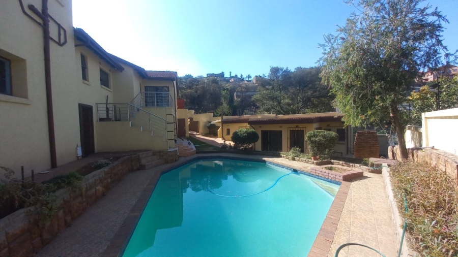To Let 4 Bedroom Property for Rent in Glenvista Gauteng