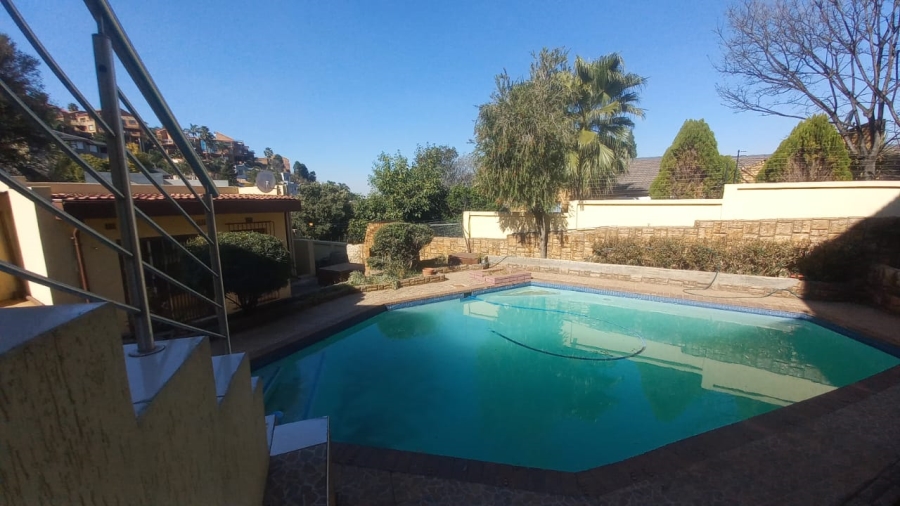 To Let 4 Bedroom Property for Rent in Glenvista Gauteng