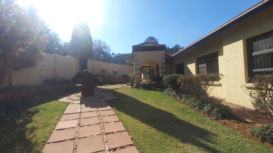 To Let 4 Bedroom Property for Rent in Glenvista Gauteng