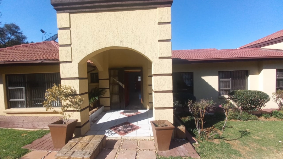 To Let 4 Bedroom Property for Rent in Glenvista Gauteng