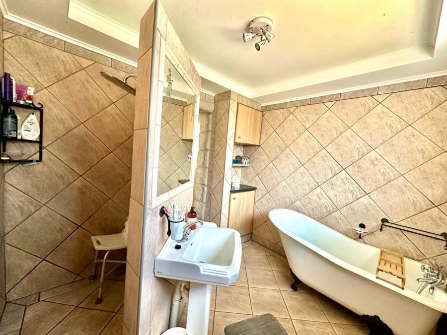 5 Bedroom Property for Sale in Selection Park Gauteng
