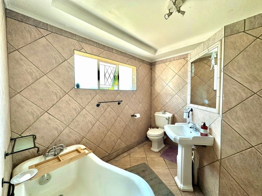 5 Bedroom Property for Sale in Selection Park Gauteng