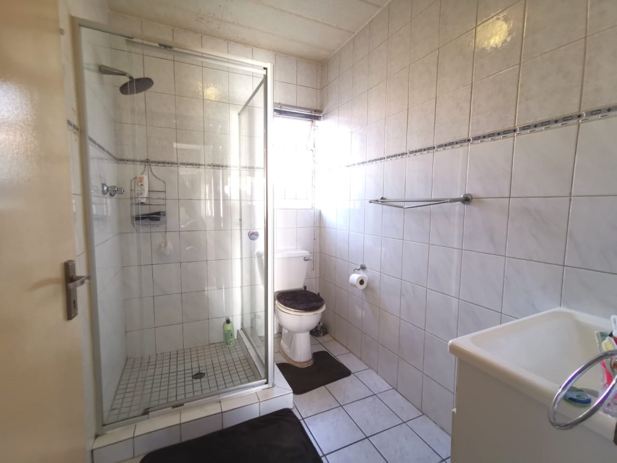 3 Bedroom Property for Sale in Linmeyer Gauteng