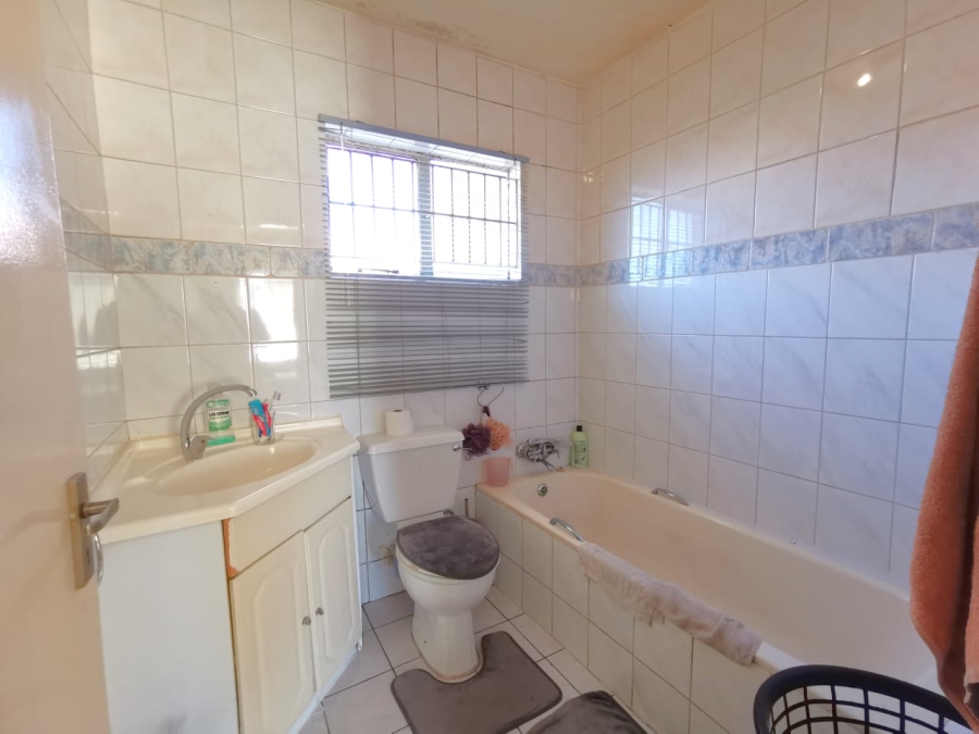 3 Bedroom Property for Sale in Linmeyer Gauteng