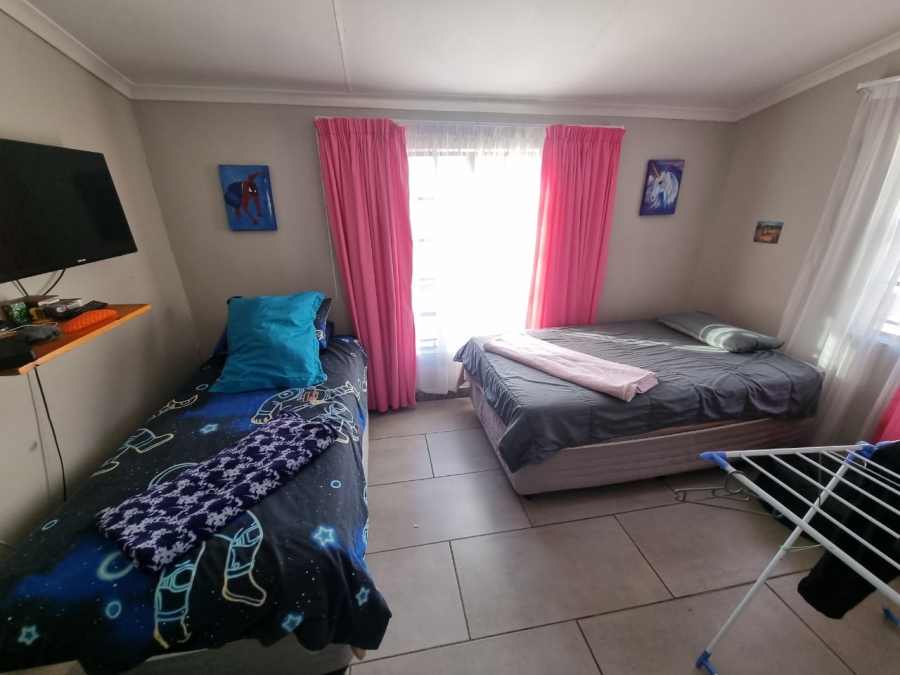 3 Bedroom Property for Sale in Vaaloewer Gauteng