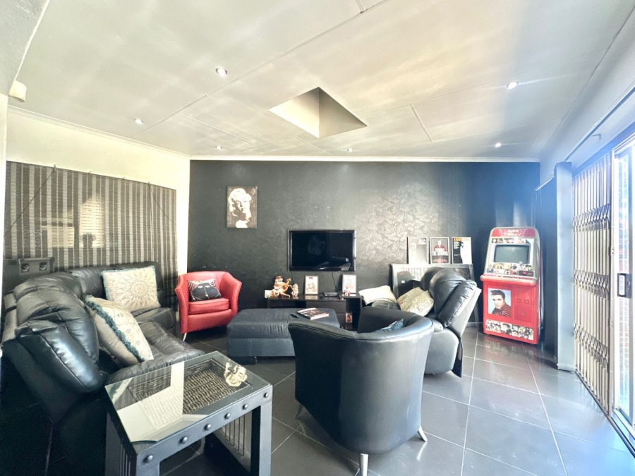 4 Bedroom Property for Sale in Verwoerdpark Gauteng
