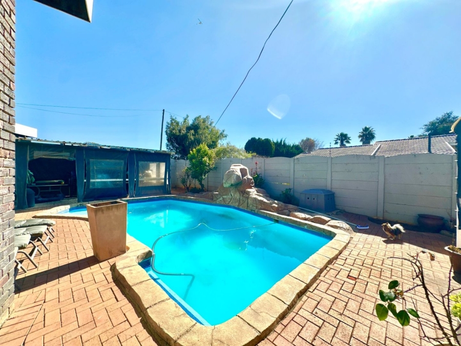 4 Bedroom Property for Sale in Verwoerdpark Gauteng