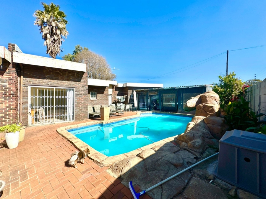 4 Bedroom Property for Sale in Verwoerdpark Gauteng