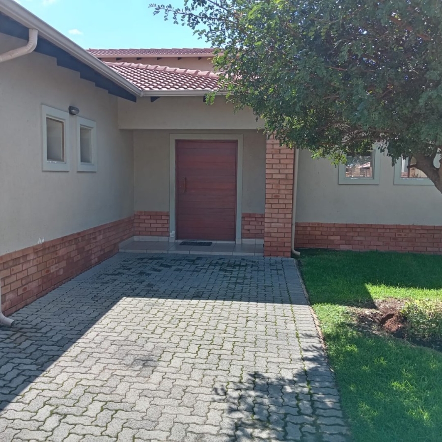 To Let 4 Bedroom Property for Rent in Noordwyk Gauteng