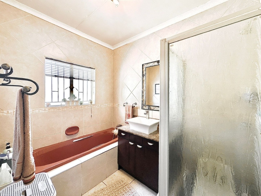 4 Bedroom Property for Sale in Oakdene Gauteng