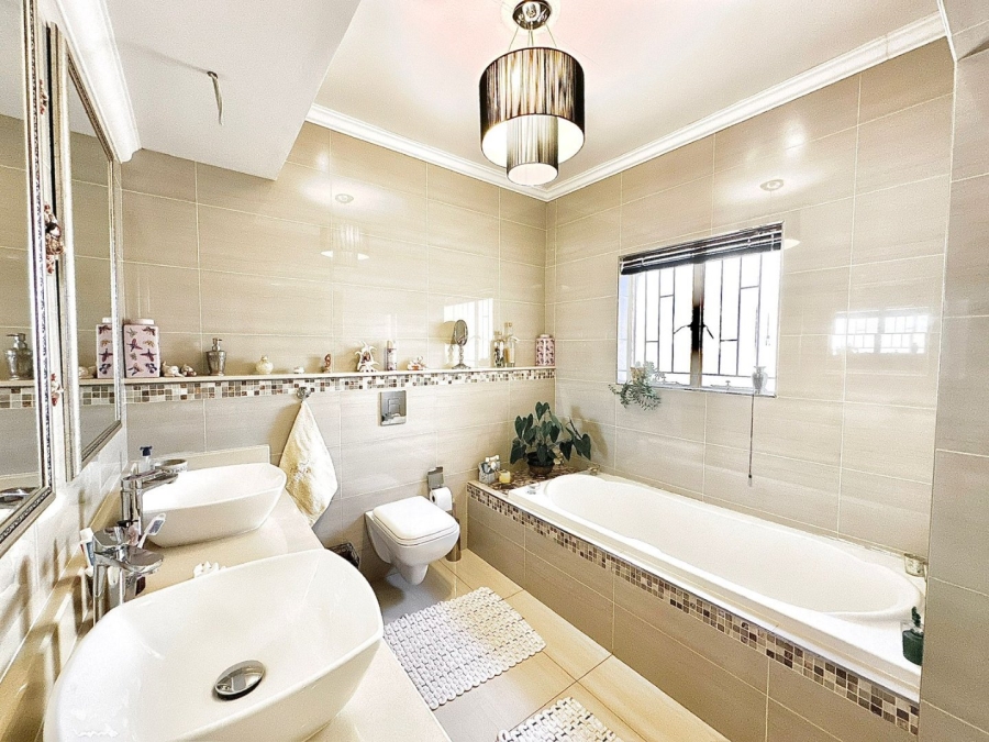 4 Bedroom Property for Sale in Oakdene Gauteng
