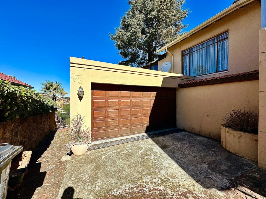 4 Bedroom Property for Sale in Oakdene Gauteng