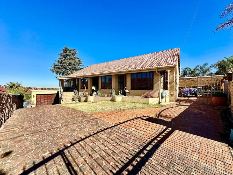 4 Bedroom Property for Sale in Oakdene Gauteng