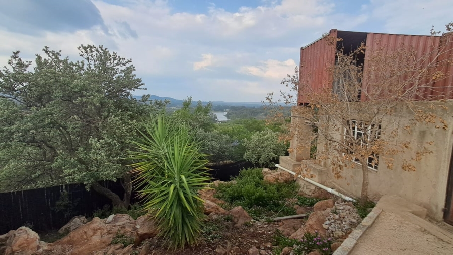  Bedroom Property for Sale in Vaaloewer Gauteng