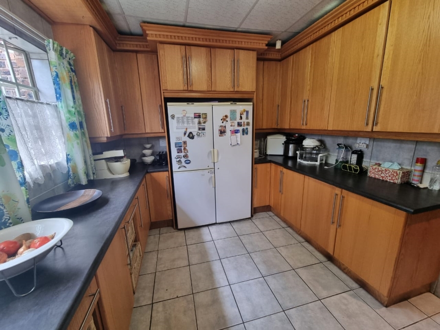 5 Bedroom Property for Sale in Vaaloewer Gauteng