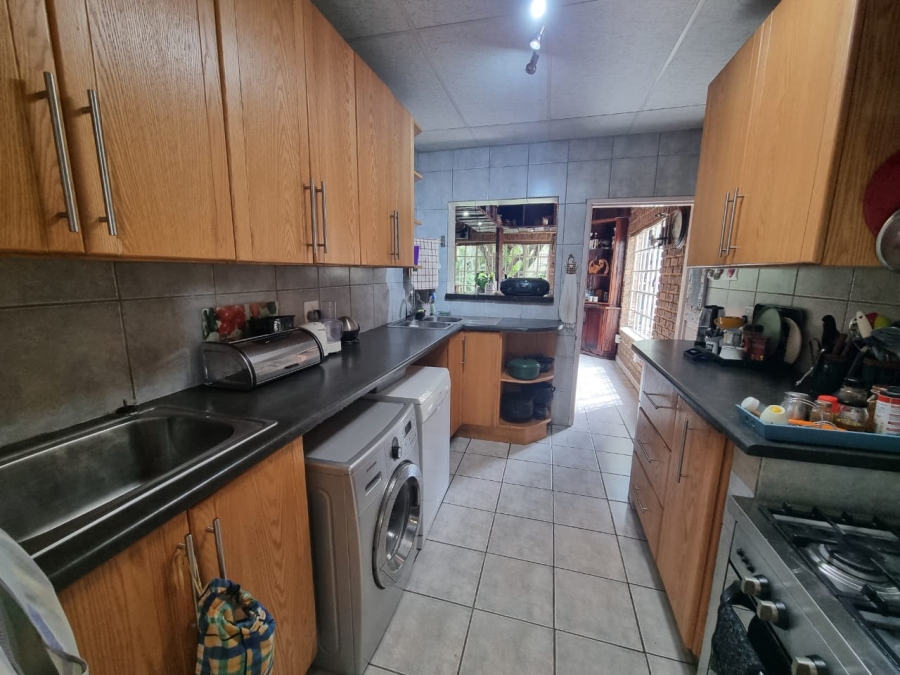 5 Bedroom Property for Sale in Vaaloewer Gauteng