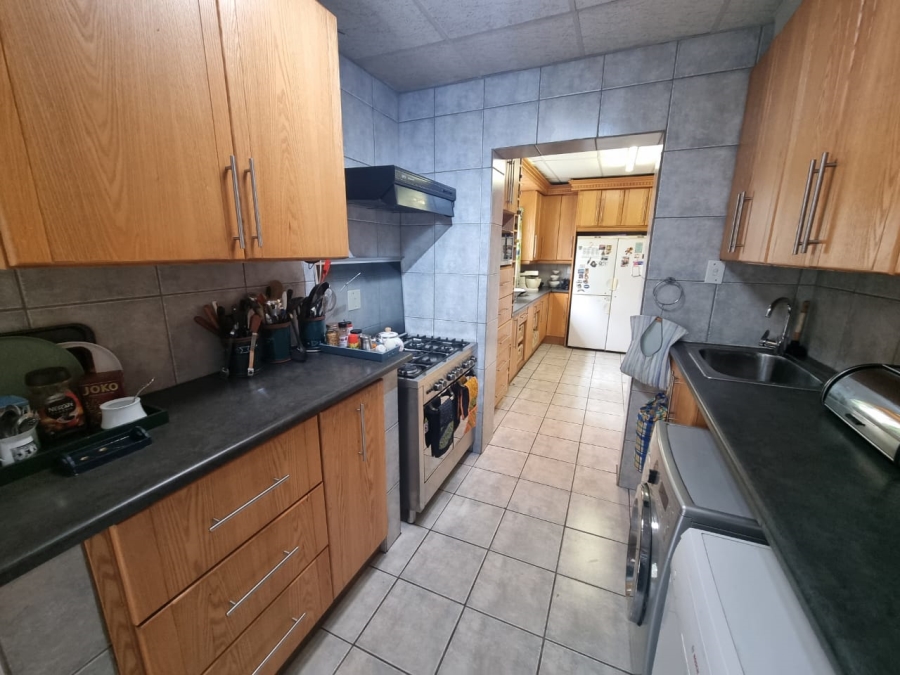 5 Bedroom Property for Sale in Vaaloewer Gauteng