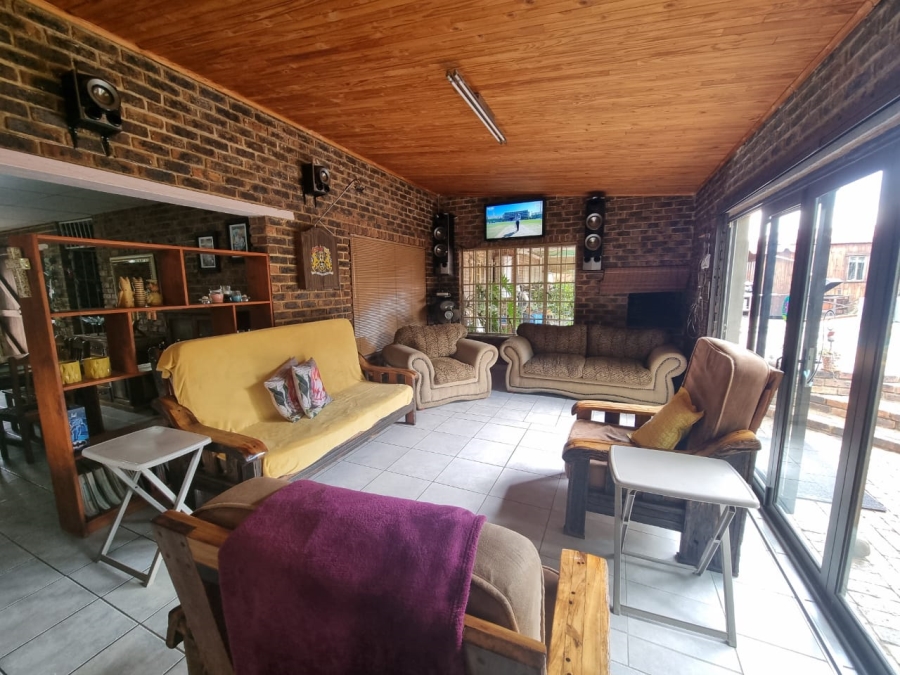 5 Bedroom Property for Sale in Vaaloewer Gauteng