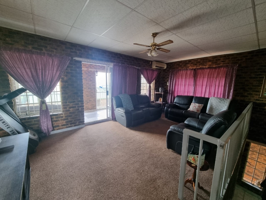 5 Bedroom Property for Sale in Vaaloewer Gauteng