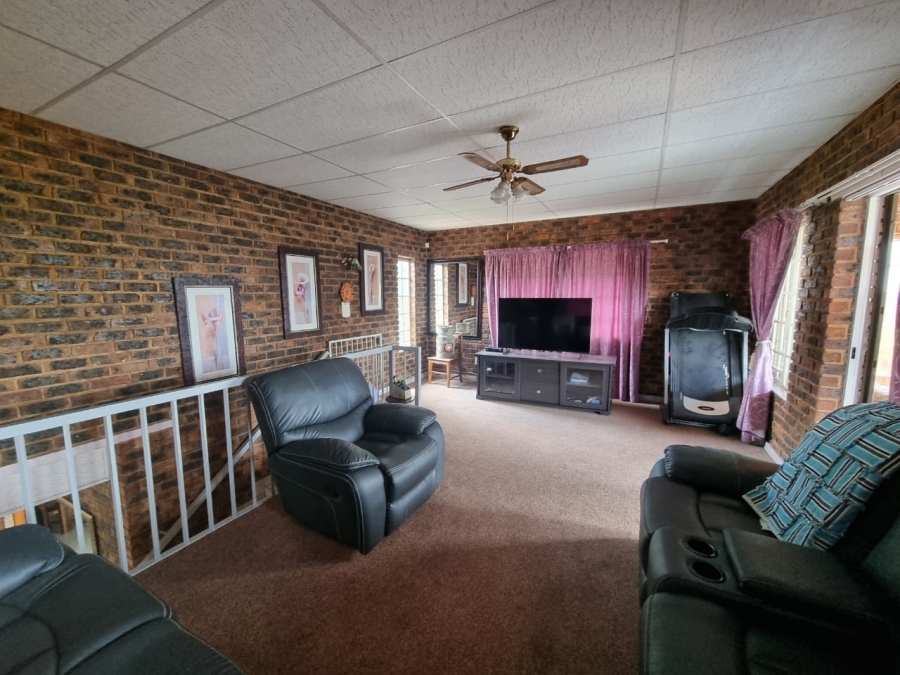 5 Bedroom Property for Sale in Vaaloewer Gauteng