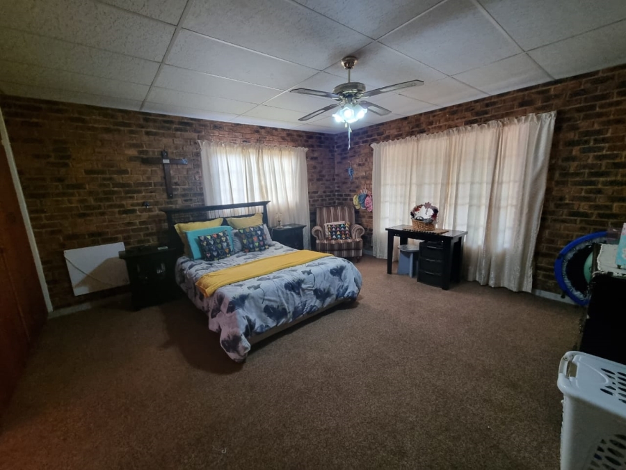 5 Bedroom Property for Sale in Vaaloewer Gauteng