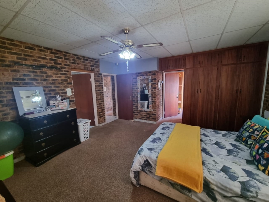 5 Bedroom Property for Sale in Vaaloewer Gauteng