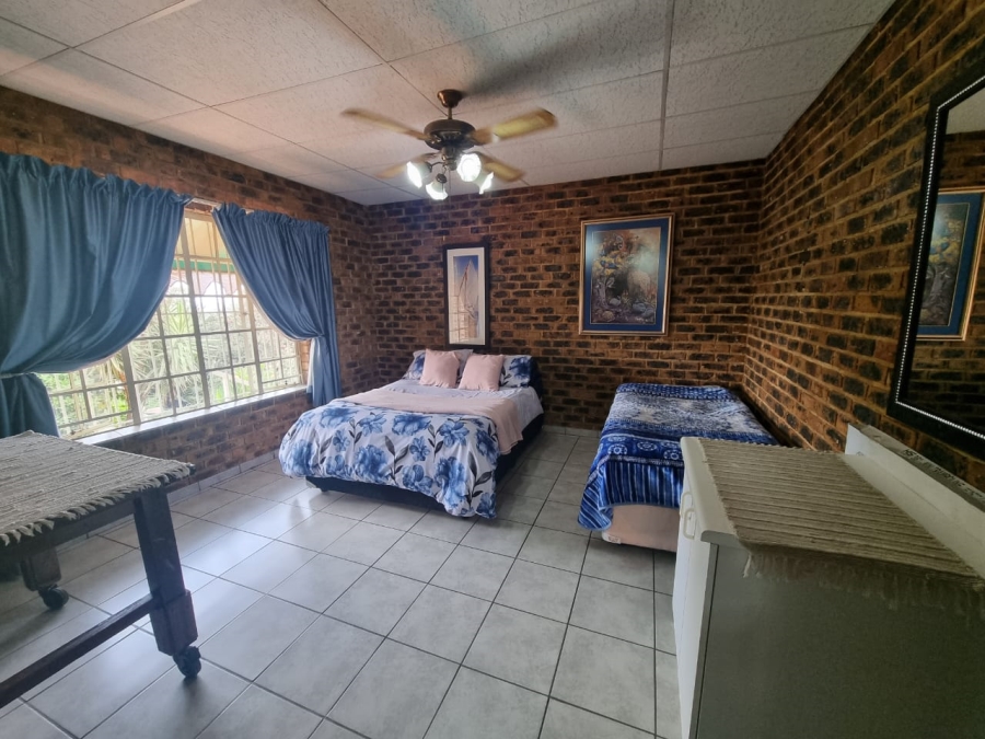 5 Bedroom Property for Sale in Vaaloewer Gauteng