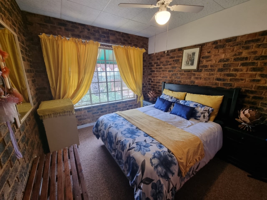 5 Bedroom Property for Sale in Vaaloewer Gauteng