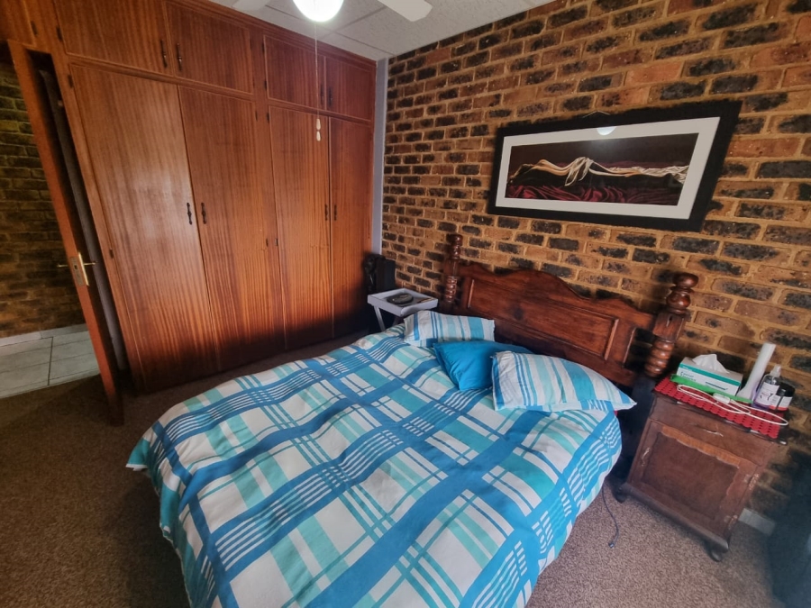 5 Bedroom Property for Sale in Vaaloewer Gauteng