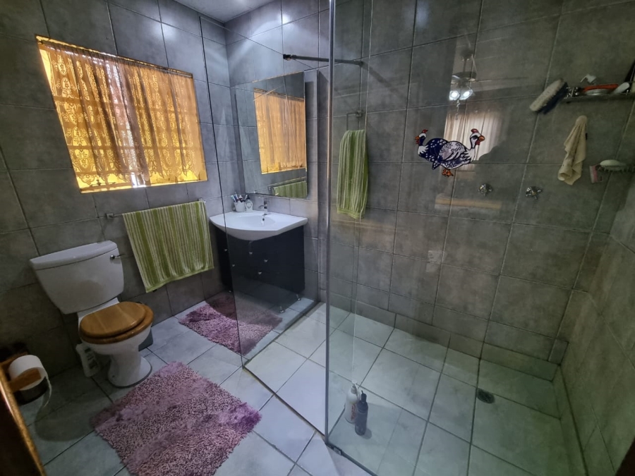 5 Bedroom Property for Sale in Vaaloewer Gauteng