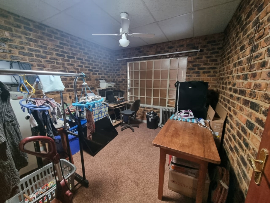 5 Bedroom Property for Sale in Vaaloewer Gauteng