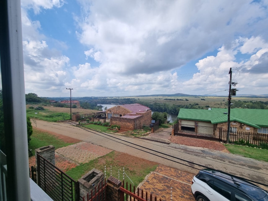 5 Bedroom Property for Sale in Vaaloewer Gauteng