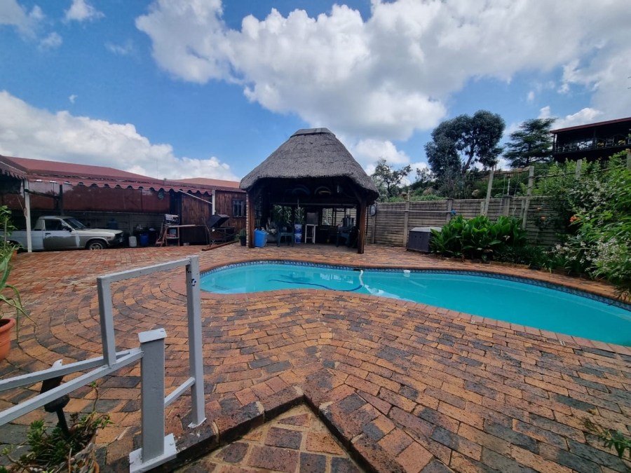 5 Bedroom Property for Sale in Vaaloewer Gauteng